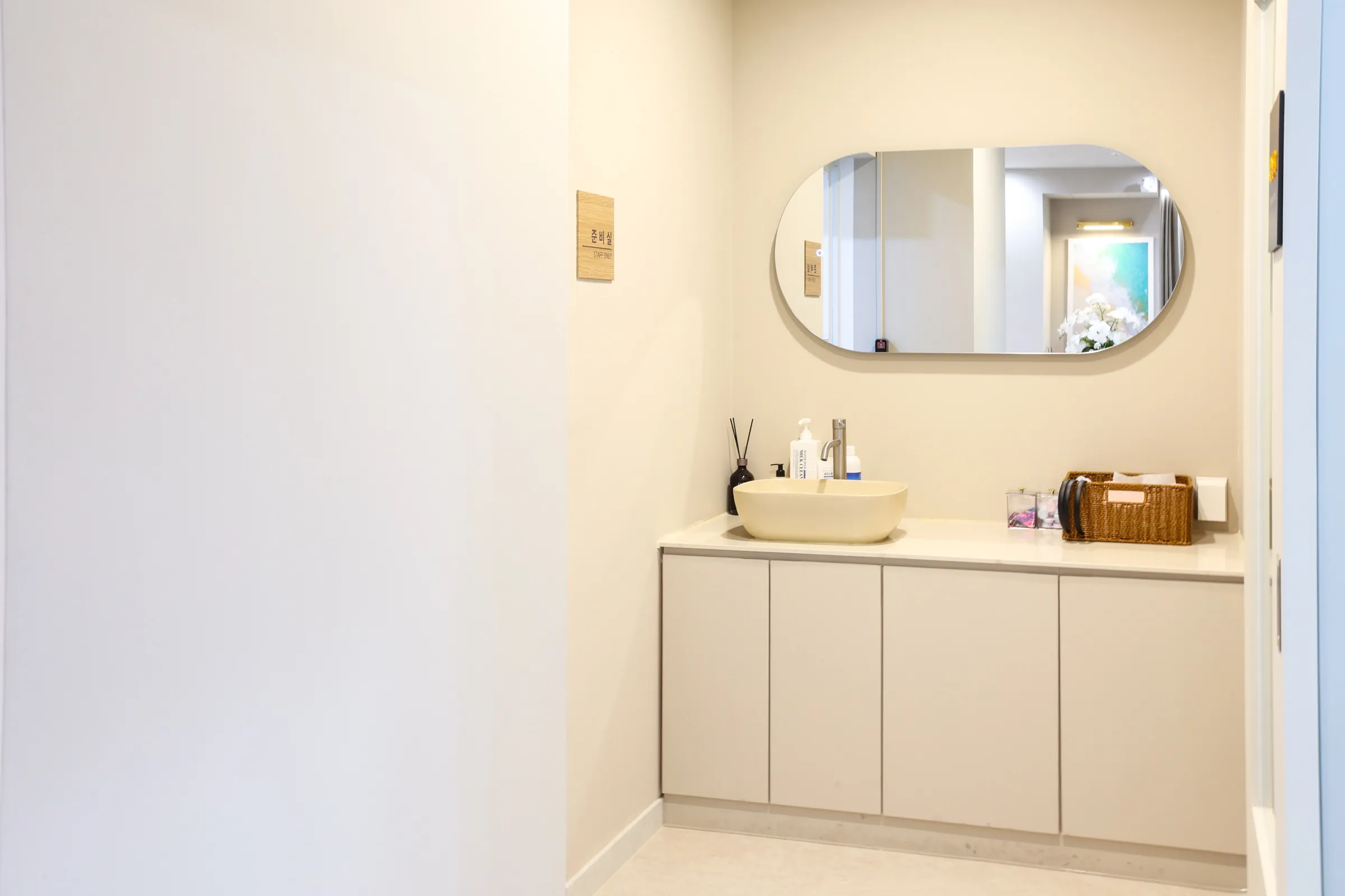 WITH CLINIC Powder Room