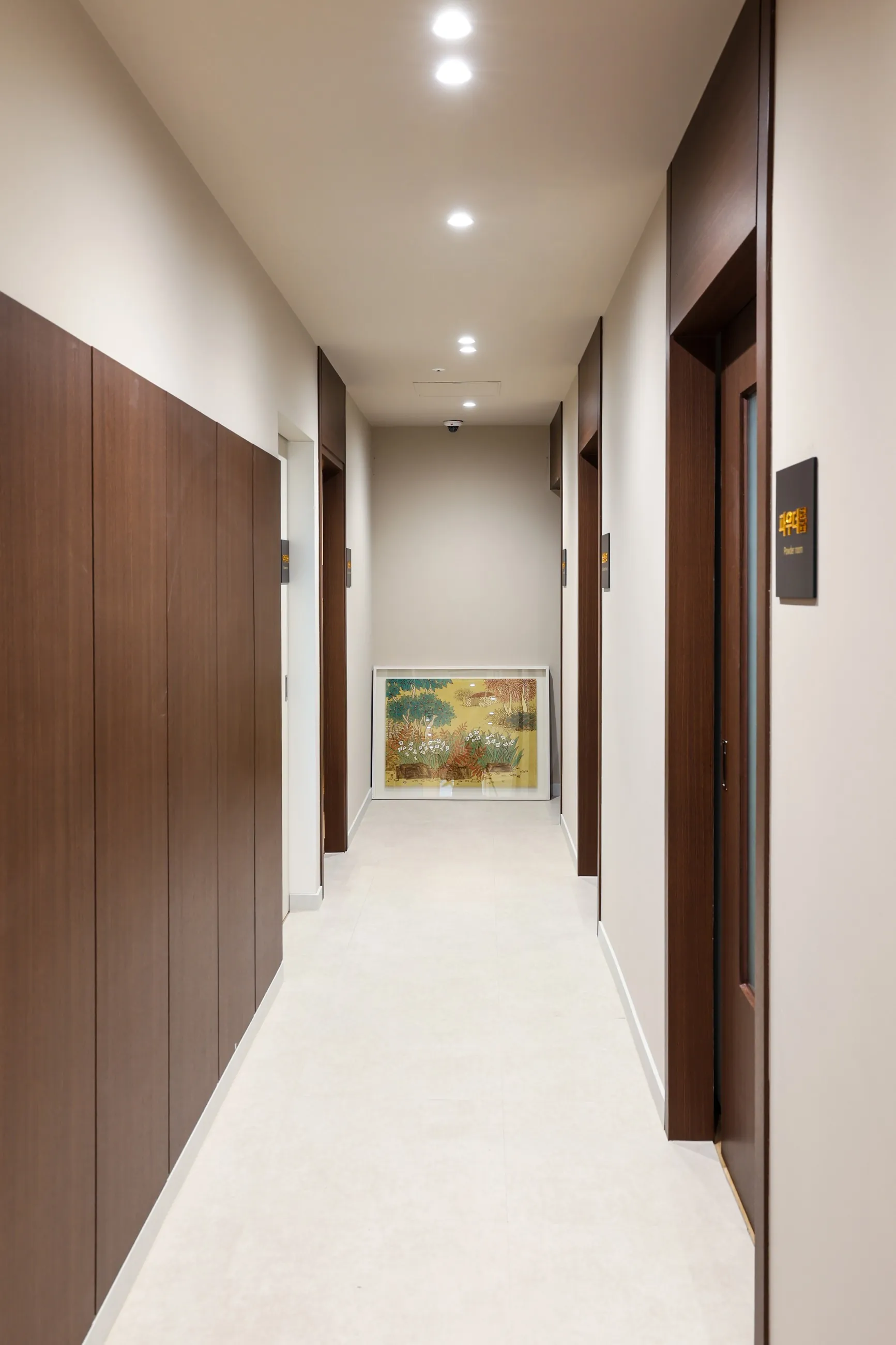 A quiet corridor that never crosses other paths